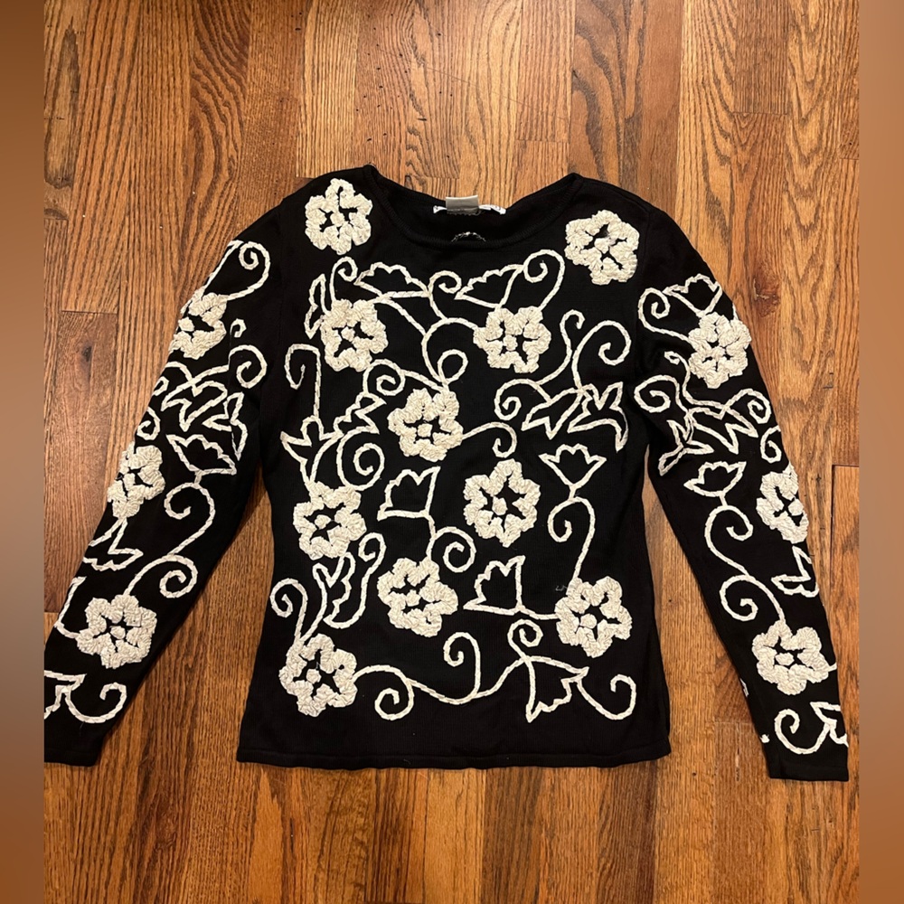 Size M, Carlisle Sport sweater black & white floral